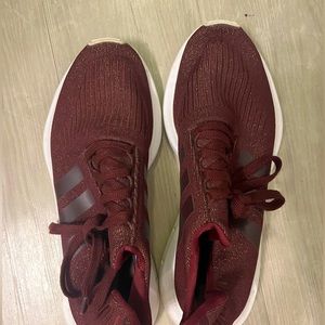 Size 7 maroon tennis shoes